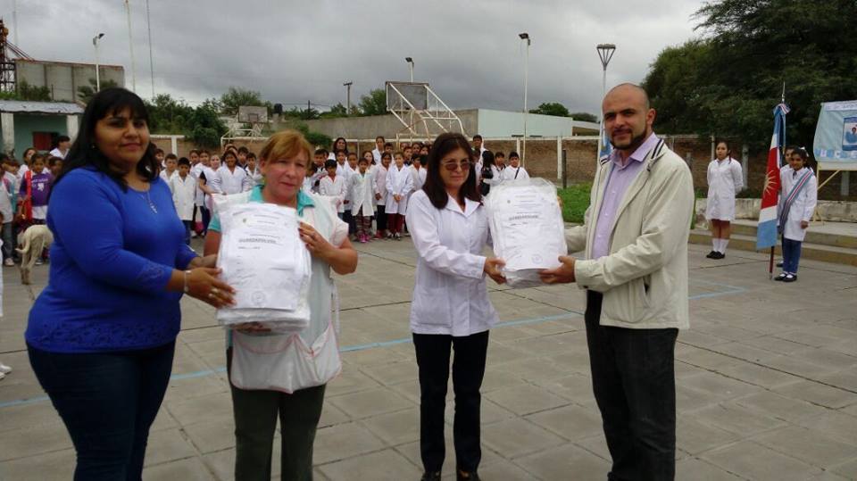 Entregaron guardapolvos a los alumnos de la Escuela N°19 de San Pedro de Guasayán