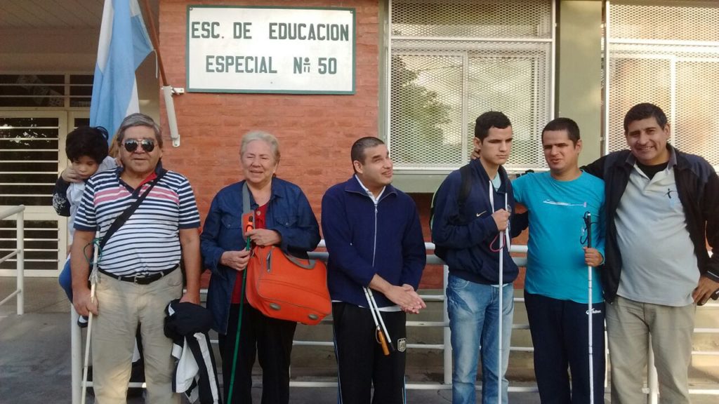 La comuna ofrece el servicio de traslado para no videntes de la Escuela de Educación Especial Nº 30