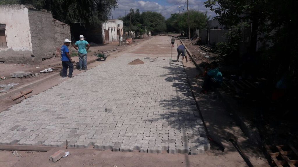 Construyen cordón cuneta y pavimento en calles del pueblo de Antajé
