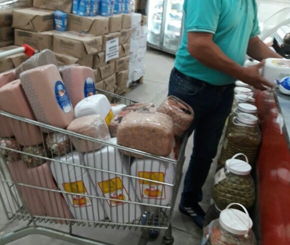 Calidad de Vida Municipal decomisó más de 200 kilos de comestibles en dos supermercados Calidad de Vida Municipal decomisó más de 200 kilos de comestibles en dos supermercados