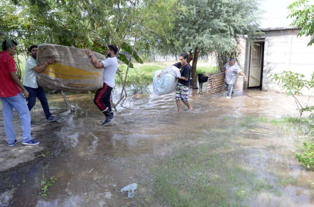 La Municipalidad de La Banda montó un amplio despliegue para asistir a las personas afectadas por el desborde del río Dulce