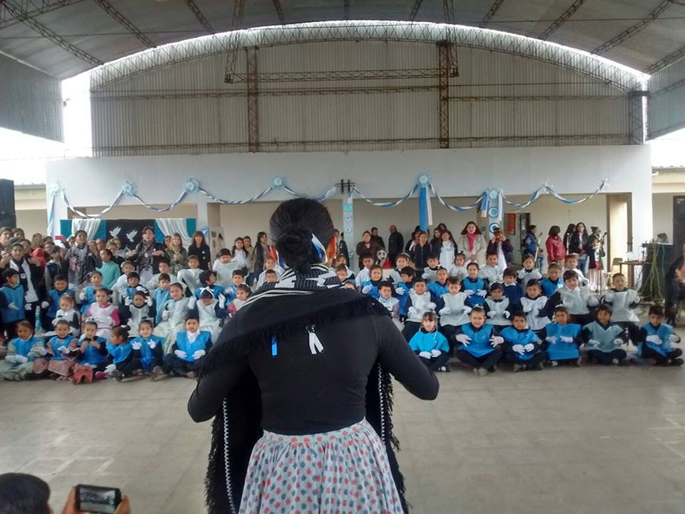 Emocionante interpretación de pequeños alumnos de Bandera