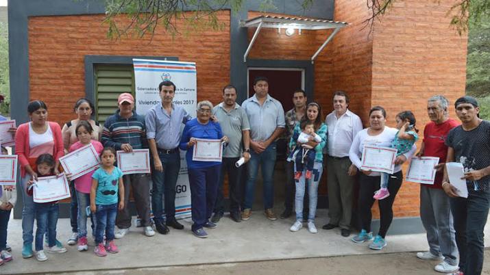 Entregaron en La Dársena viviendas sociales del departamento Banda
