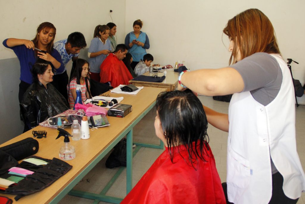 Dictan cursos gratuitos de peluquería en La Dársena y San Ramón