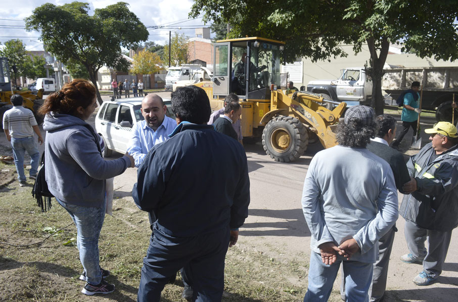 La comuna realiza un enorme operativo para preservar la higiene en el barrio Santa Clara La comuna realiza un enorme operativo para preservar la higiene en el barrio Santa Clara