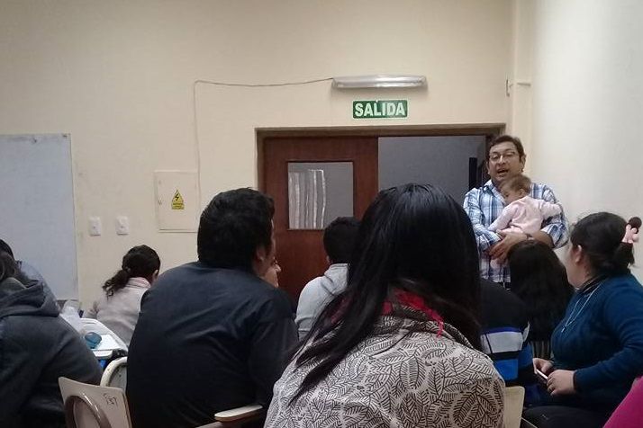 La tierna foto del profesor santiagueño cuidando al bebé de su alumna que se volvió viral