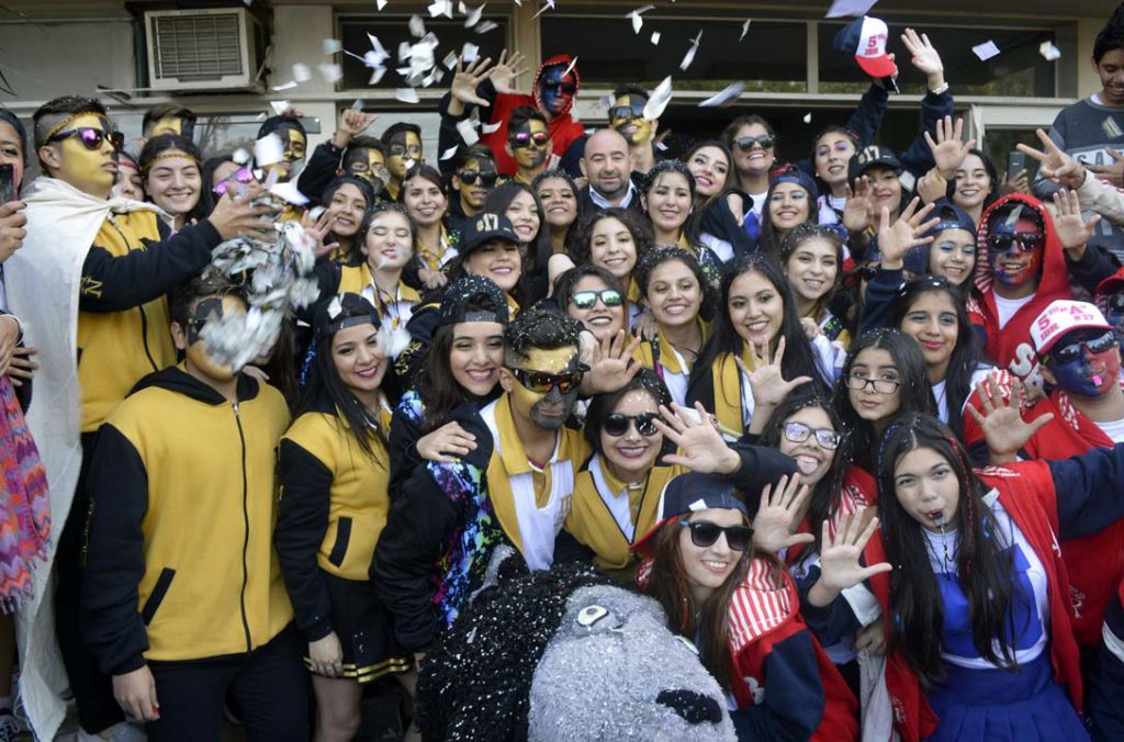 Egresados del Instituto Rivadavia presentaron sus camperas en el municipio