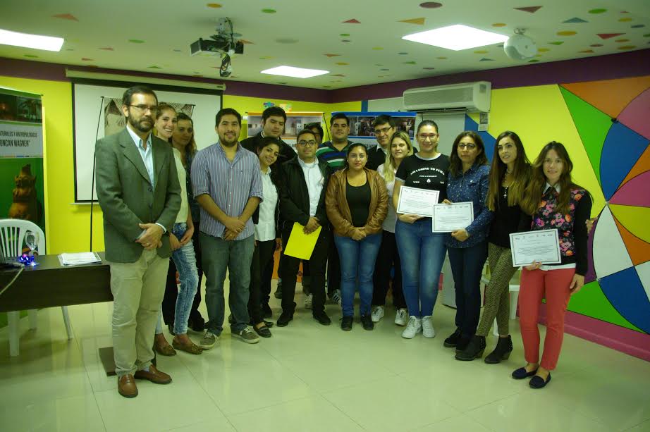 Entrega de los certificados a asistentes al curso de guías de museos