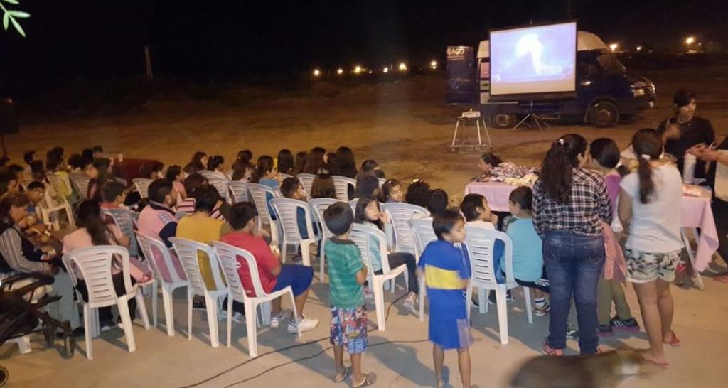 Intensa actividad del cine móvil en varios barrios de la provincia Intensa actividad del cine móvil en varios barrios de la provincia