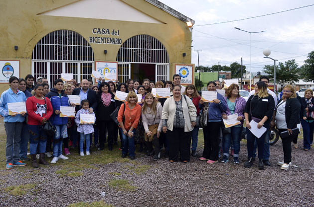 El intendente entregó certificados a decenas de beneficiarios de pensiones no contributivas El intendente entregó certificados a decenas de beneficiarios de pensiones no contributivas