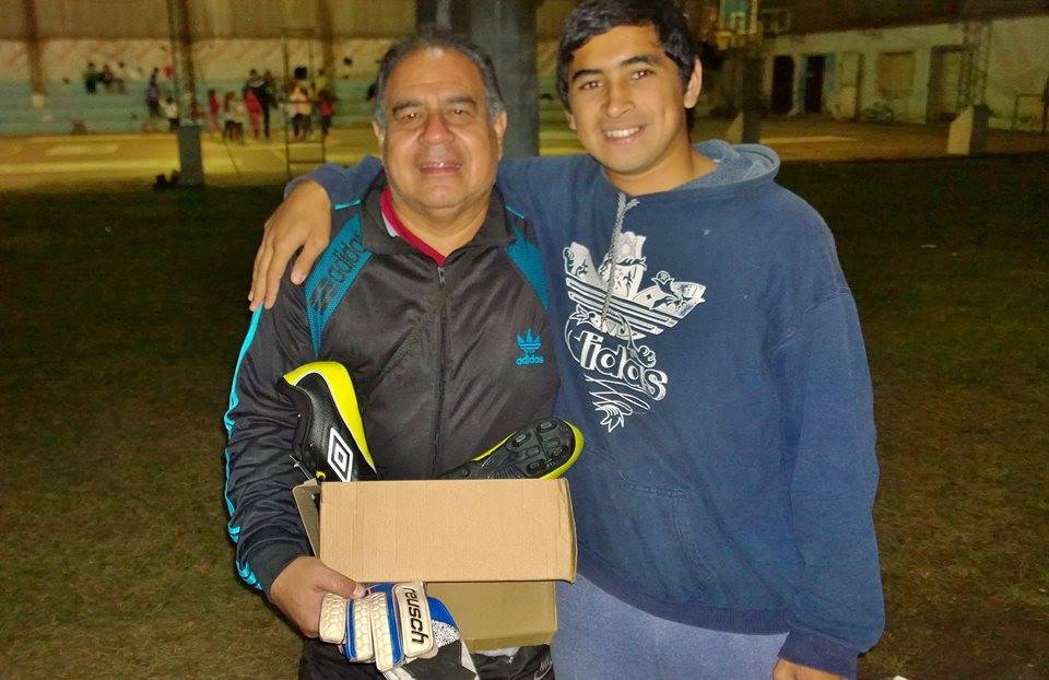 La historia del DT que quedó descalzo para ayudar a uno de sus jugadores movilizó a solidaridad