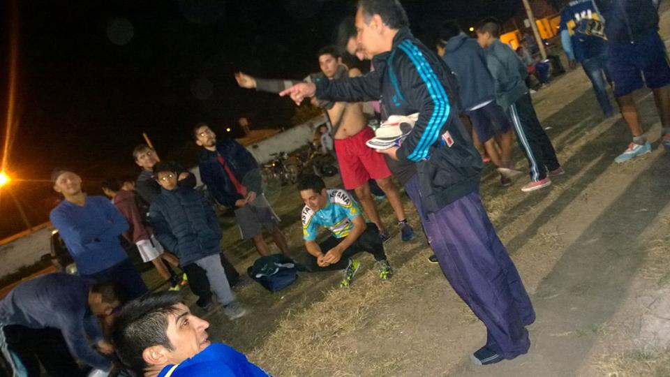 Entrenaba a su equipo de fútbol en Quimilí y terminó descalzo pero lleno de emoción