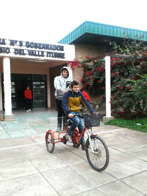 Sumampa: Un padre y sus dos hijos crearon una “bici-motoneta” para ir a la escuela