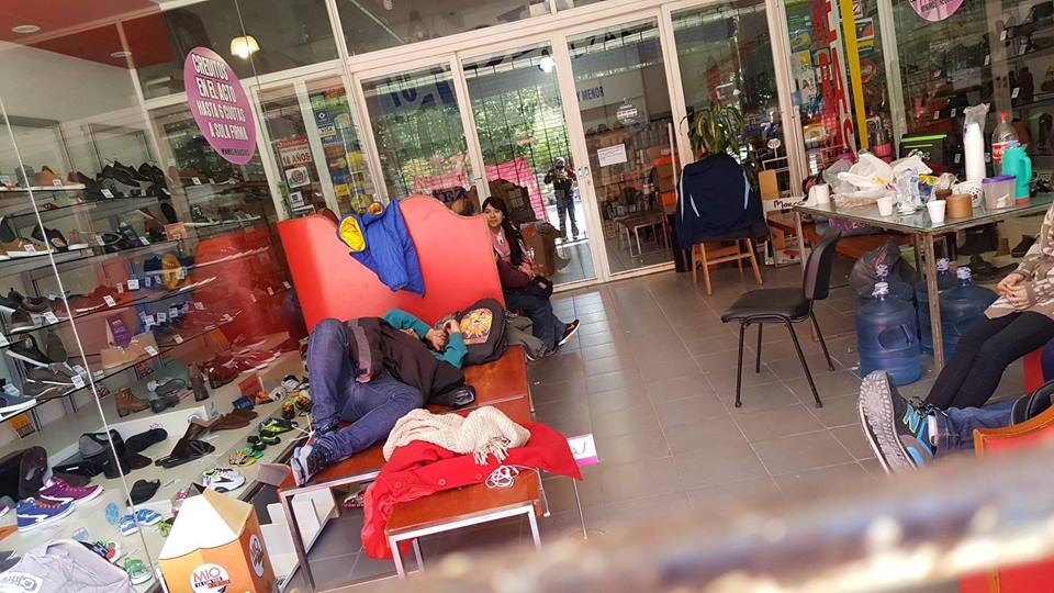 Empleados tomaron pacíficamente dos zapaterías ante la falta de pago y aviso de cierre Empleados tomaron pacíficamente dos zapaterías ante la falta de pago y aviso de cierre