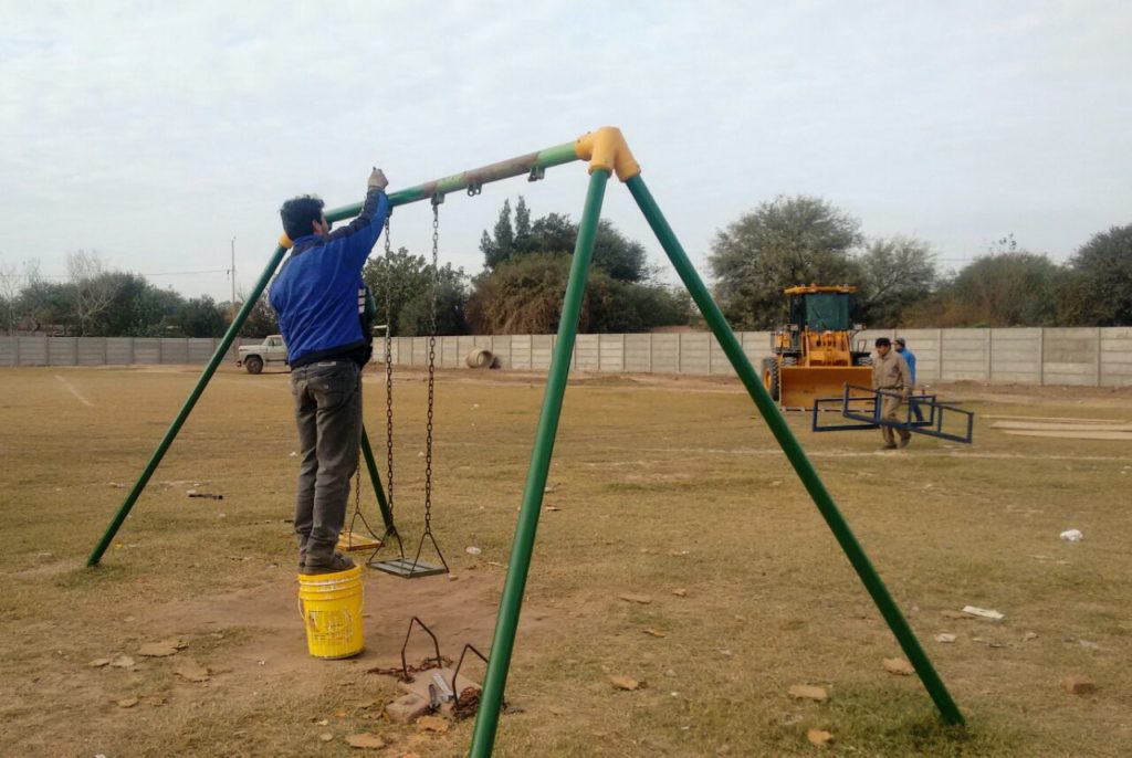 La comuna trabaja en la recuperación y restauración de juegos en plazas públicas