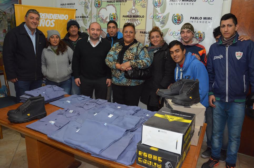 Entregan indumentaria a las brigadas municipales de limpieza de dos barrios Entregan indumentaria a las brigadas municipales de limpieza de dos barrios