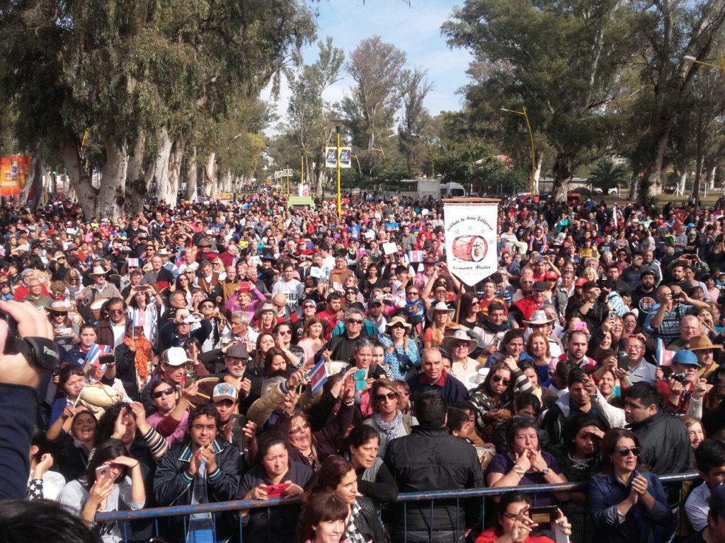 La Marcha de los Bombos reunió a una multitud en la “Madre de Ciudades”