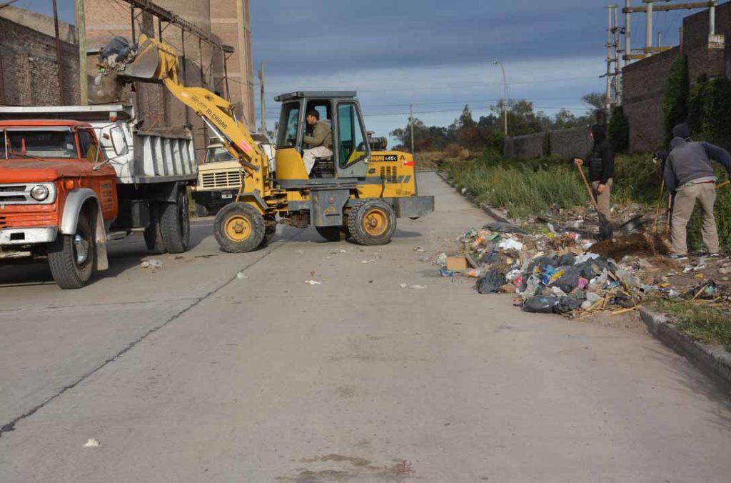 Trabajan en la erradicación de basurales en barrios bandeños