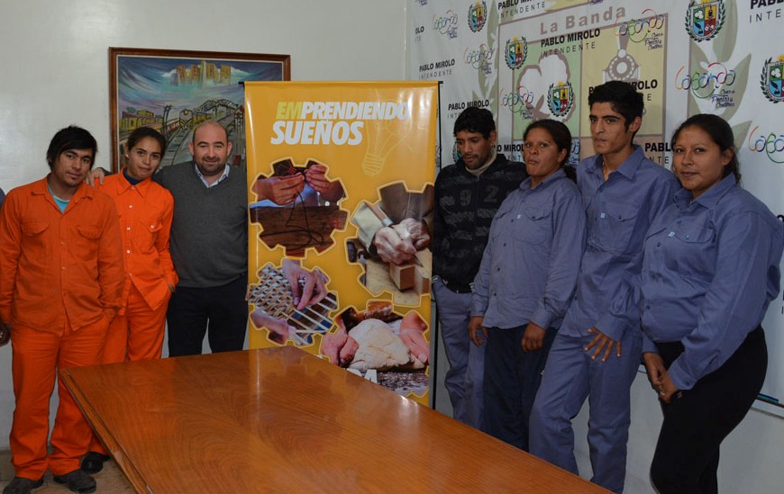 Más de 400 bandeños participan del programa “Emprendiendo sueños” Más de 400 bandeños participan del programa “Emprendiendo sueños”
