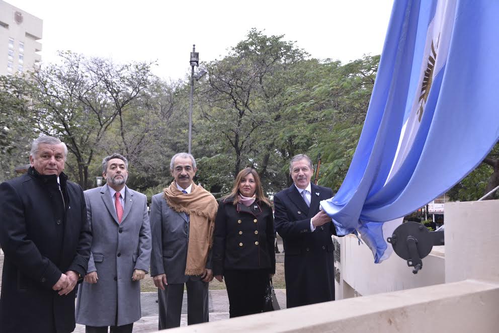 Los santiagueños se reunieron en la plaza Libertad para celebrar la fecha patria