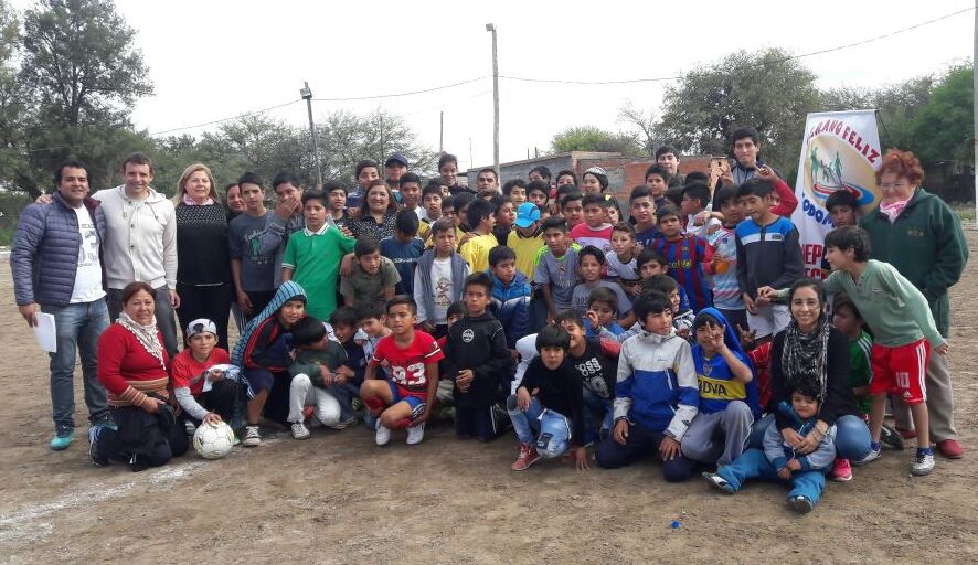 Domingo de fútbol para cientos de chicos en Clodomira