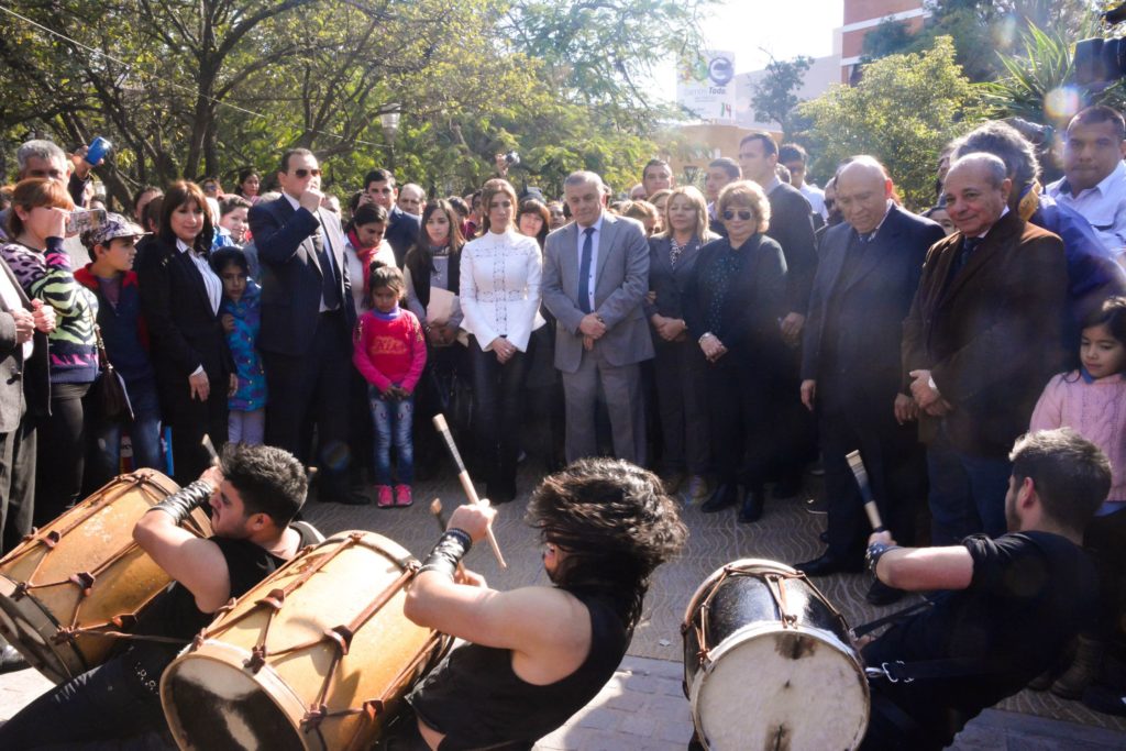 La gobernadora abrió la acción teatral urbana por los 464 años de Santiago