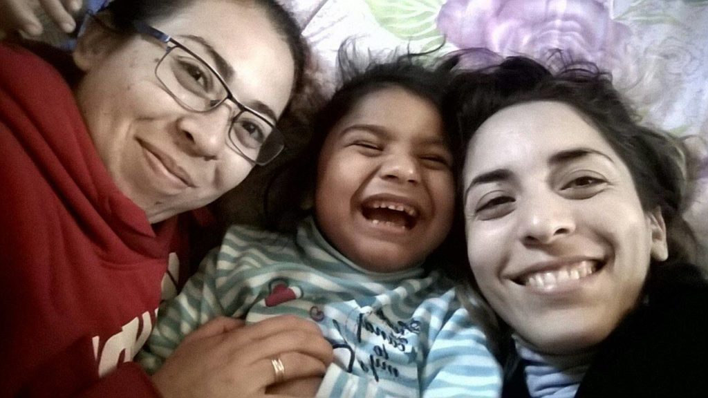 Lola, con cinco años, celebrará el primer Día del Niño con su familia