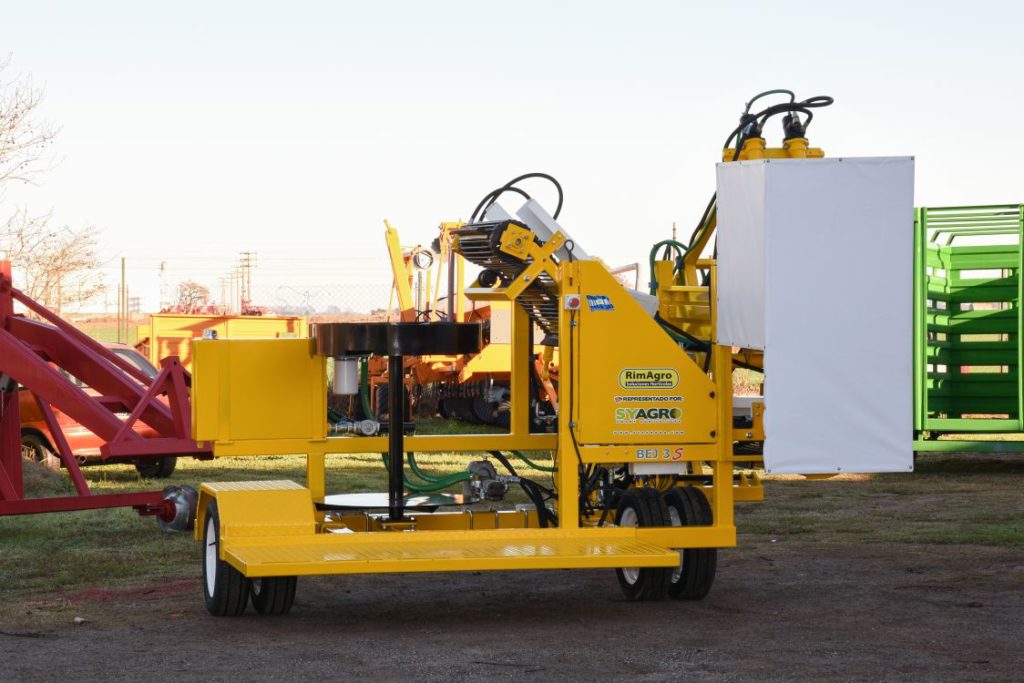 Un banderense creó una máquina cosechadora y fue exportada a México