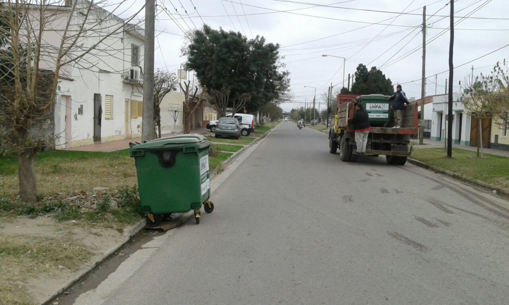 Duras sanciones a quienes arrojen basura en espacios públicos o destruyan contenedores