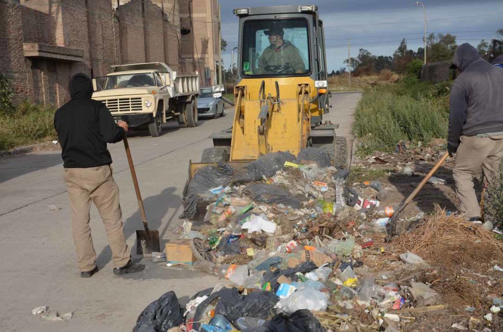 Operativo de limpieza en el barrio Los Lagos