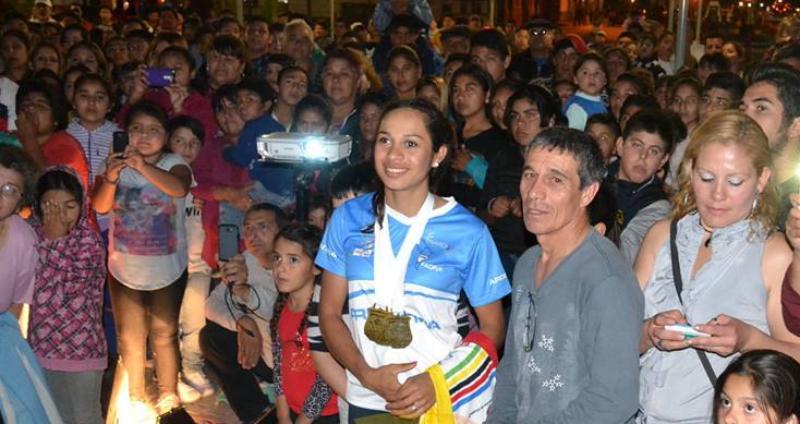 Natalia Vera llegó a Beltrán y fue recibida por una multitud