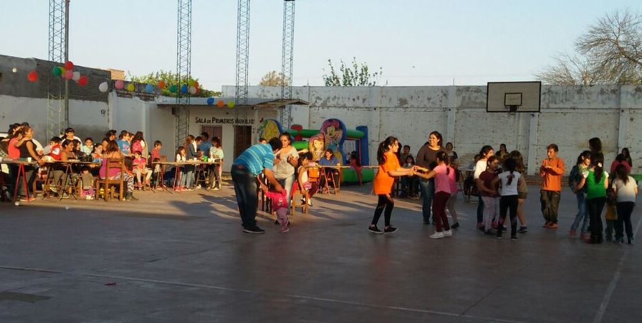 El Suoem Banda organizó una gran fiesta para los niños El Suoem Banda organizó una gran fiesta para los niños