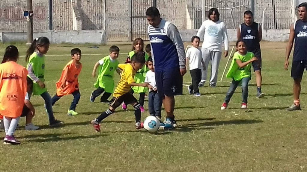 Chicos compartieron una tarde con jugadores de Sarmiento Chicos compartieron una tarde con jugadores de Sarmiento
