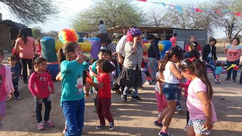 Niños de Amicha disfrutaron de una jornada de llena de diversión