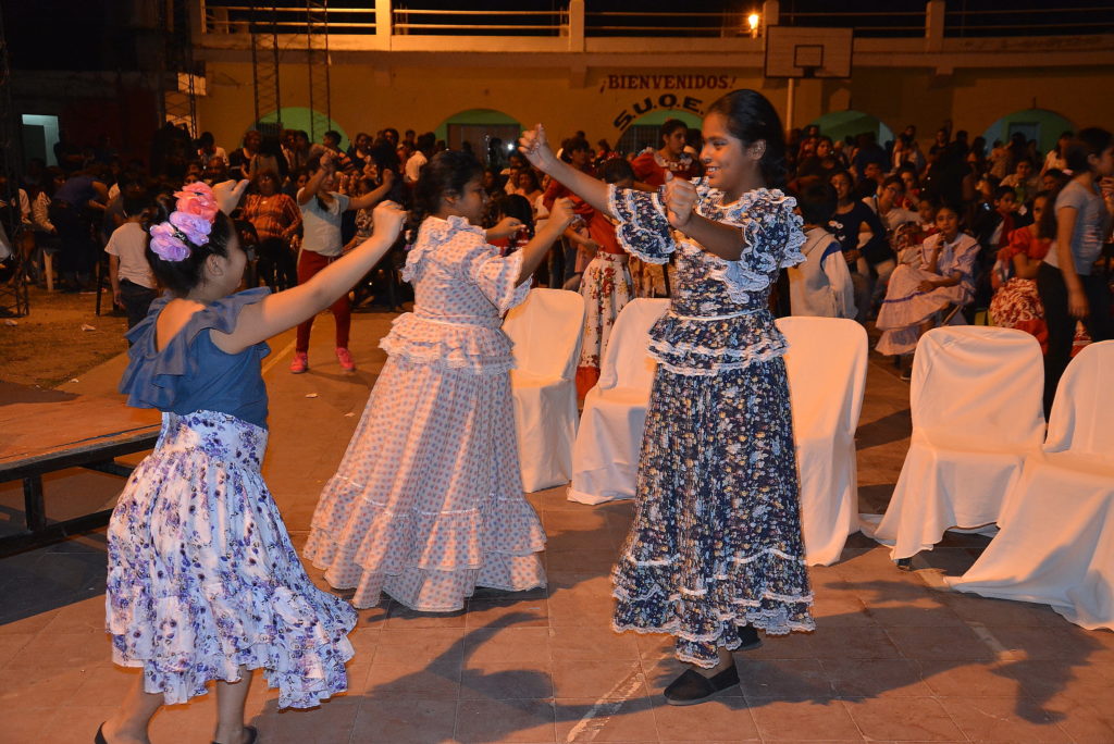 El certamen de folclore “Defendiendo lo nuestro” congregó a decenas de bailarines