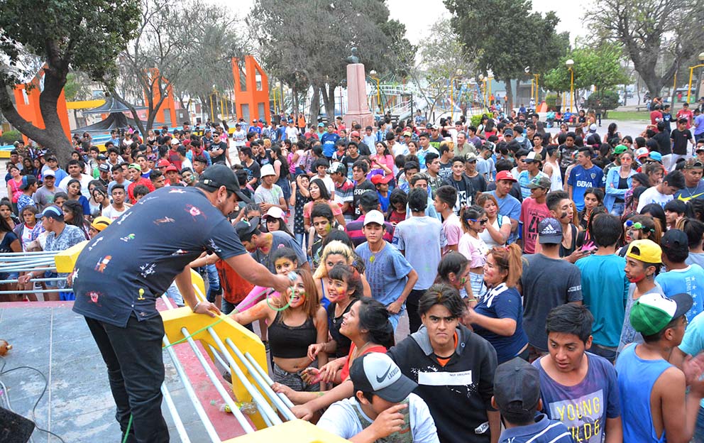 Cientos de estudiantes bandeños celebraron su día en la Plaza Belgrano Cientos de estudiantes bandeños celebraron su día en la Plaza Belgrano