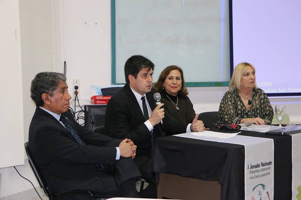 Docente de Humanidades promociona su libro sobre derecho tributario en la provincia