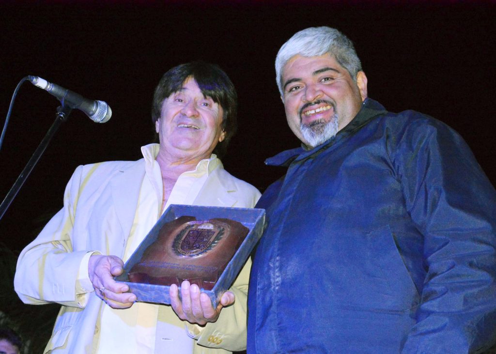 La ciudad distinguió a “Jhonny” Mendizabal por su trayectoria
