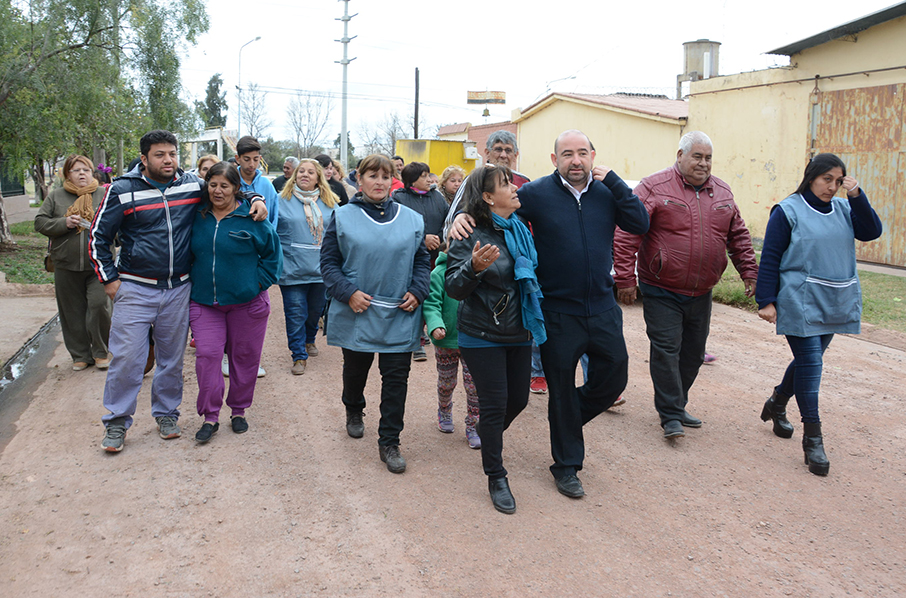 “Roperito solidario” del barrio 1º de Mayo recibió a Mirolo “Roperito solidario” del barrio 1º de Mayo recibió a Mirolo