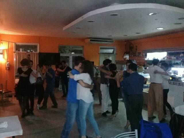 Jóvenes milongueros buscan mantener vivo el ritmo del “2×4” y organizaron un Tango Bar