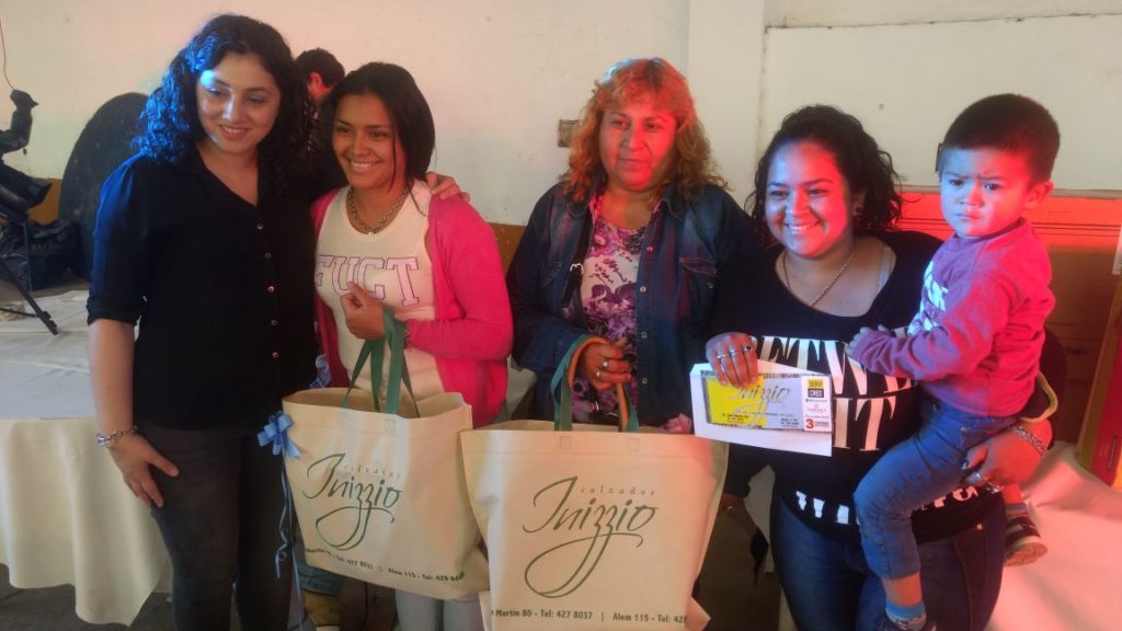 Un centenar de madres disfrutaron del bingo show organizado por la municipalidad Un centenar de madres disfrutaron del bingo show organizado por la municipalidad