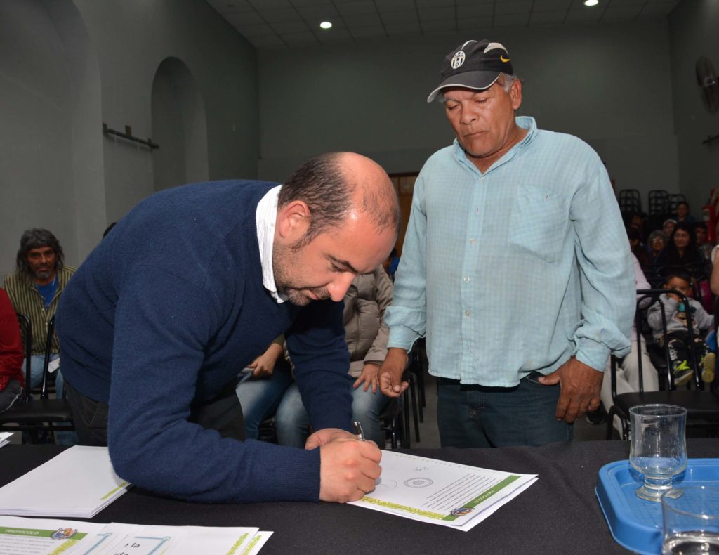 Familias bandeñas recibieron las escrituras de sus viviendas Familias bandeñas recibieron las escrituras de sus viviendas