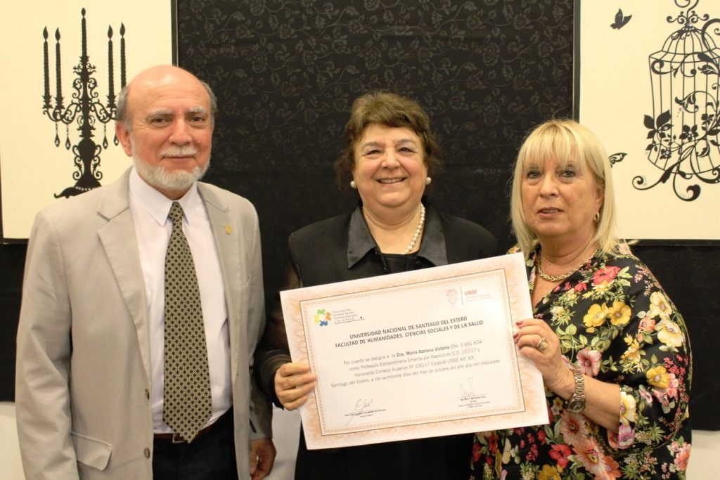Humanidades reconoció a las Dra. María Adriana Victoria como Profesora Emérita de la Unse Humanidades reconoció a las Dra. María Adriana Victoria como Profesora Emérita de la Unse