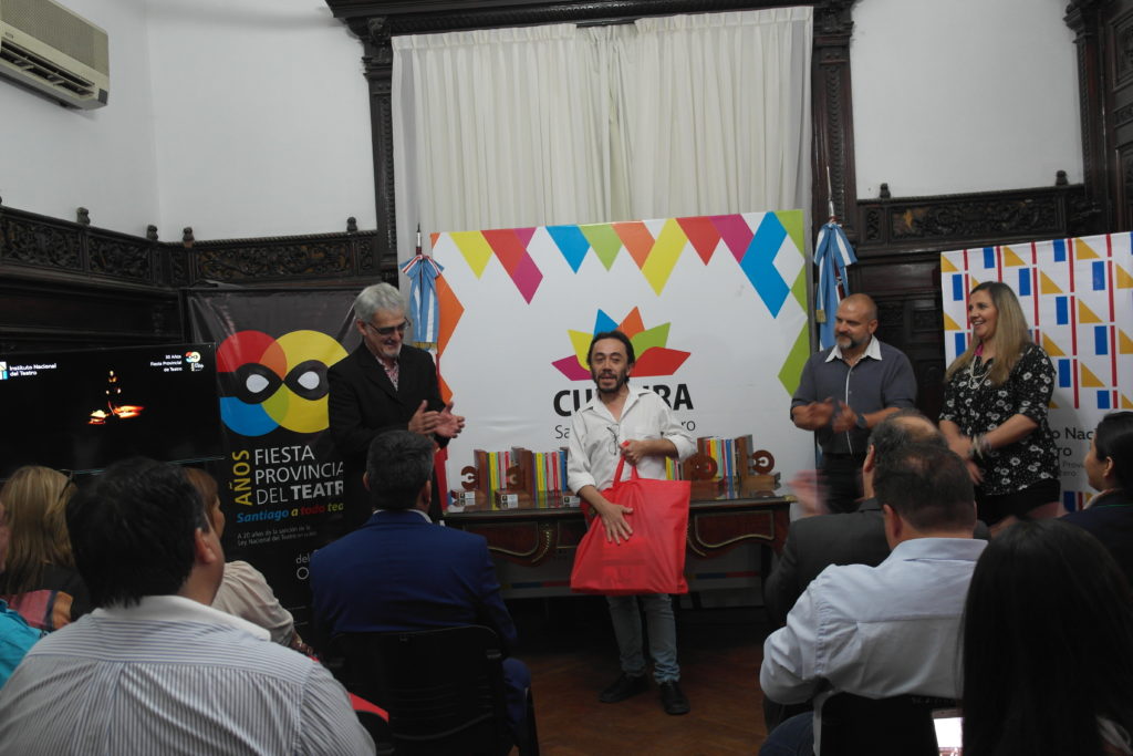 Escuelas de toda la provincia recibieron material sobre teatro
