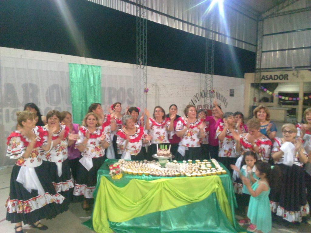 El grupo de la tercera edad “Volver a Vivir” celebró 12 años con una muestra artística