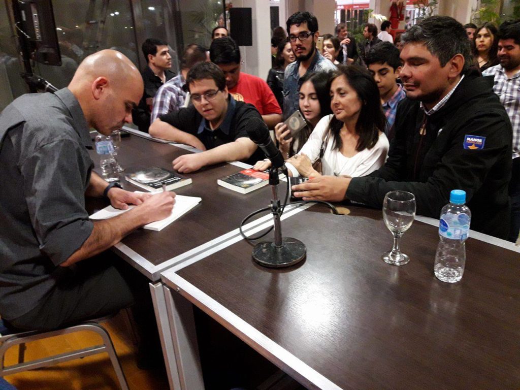 Eduardo Sacheri, mano a mano con el público santiagueño en la Feria del Libro