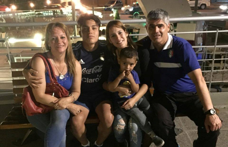 Exequiel y Oscar, padre e hijo que disfrutan de los placeres del fútbol