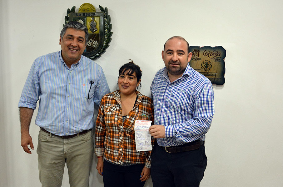 El Municipio entregó a una vecina materiales para la construcción El Municipio entregó a una vecina materiales para la construcción