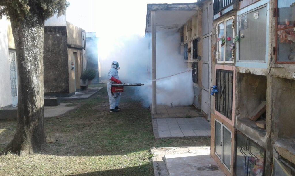 Fumigan el Cementerio La Misericordia para evitar la proliferación de mosquitos
