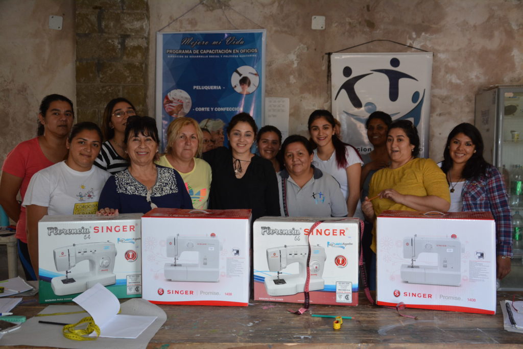 Entregan máquinas de coser a un taller del programa “Mejoro Mi Vida” Entregan máquinas de coser a un taller del programa “Mejoro Mi Vida”